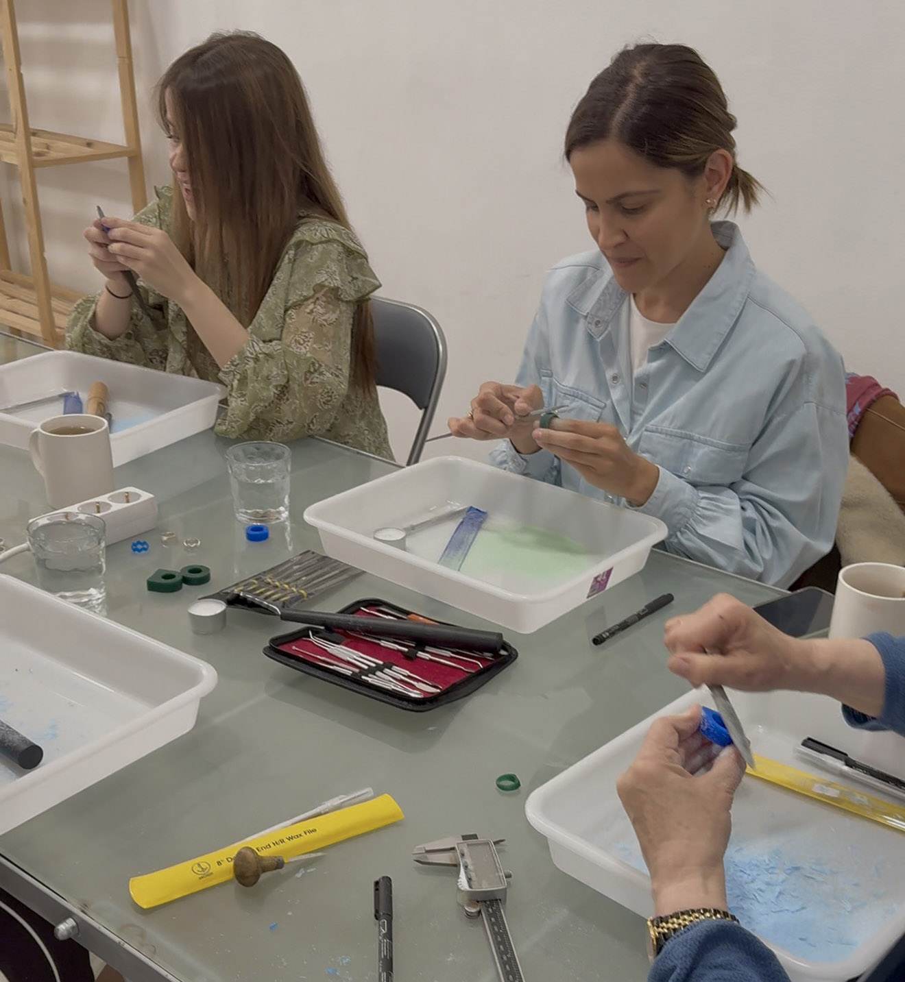 TALLERES DICIEMBRE - CREA TU PRIMERA PIEZA DE JOYERÍA CON EL TALLADO EN CERA - Imagen 5